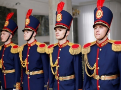 Почетный караул МВД переодели: полицейские выглядят как во времена Штефана чел Маре