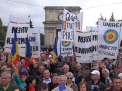 На антиправительственный митинг в Кишиневе принесли плакаты «За объединение с Румынией»