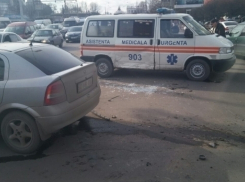 В центре Кишинева перевернулась машина скорой помощи, есть пострадавшие 