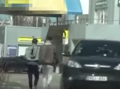 Зрелищное задержание парней, укравших 250 тысяч леев, попало на видео в Кишиневе 