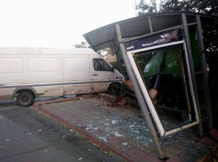 Разбил троллейбусную остановку и сбежал с места ДТП водитель микроавтобуса в столице 