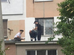 Упавший с 16 этажа кишиневец, взобравшись на крышу, кричал и вел себя неадекватно