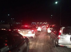 Минувшим вечером на границе и в столице образовались километровые очереди 