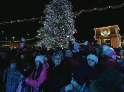 Долгожданное открытие главной ёлки Молдовы после громкого скандала сняли на видео