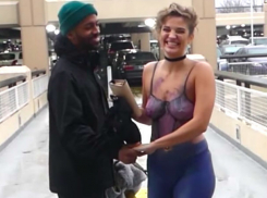 Обнаженная девушка удивила парня на свидании и попала на видео