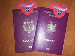 Веселые паспорта с сердечками выдают пограничники в День святого Валентина