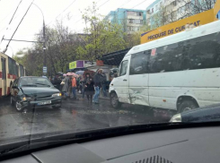 На Ботанике маршрутка столкнулась с легковым автомобилем