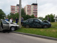 Авария на Чеканах: один автомобиль влетел в столб, другой - на обочину дороги