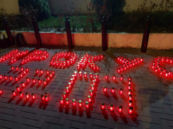 Люди продолжают нести цветы к посольству России в Кишиневе