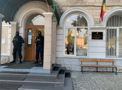 Сотрудники НЦБК задержали восемь человек за торговлю «дозволами» на перевозки в РФ 