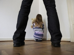 Маньяк развращал маленькую внучку своей жены на одесском пляже