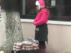 Маленькой девочке пришлось продавать арахис в центре Кишинева