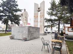 Активисты возмущены: в Пересечино в памятник воинам ВОВ встроили кофейню 