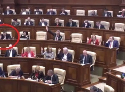 Невероятно, но факт: Лупу проголосовал за инициативу Додона об аннулировании закона о миллиарде 