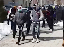 Группу парней в масках с битами и ножами задержали в центре Кишинева