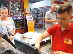 Хамское отношение кассира столичного супермаркета к женщине, задавшей вопрос на русском языке, потрясло горожан