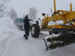 Во всей стране идет снег, однако движение на национальных трассах не затруднено