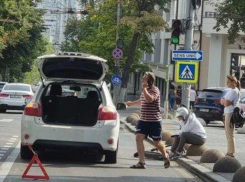Женщина на электросамокате попала под колеса автомобиля
