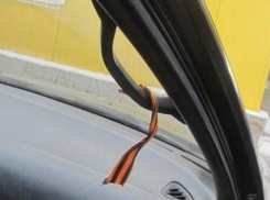 Трем гражданам Молдовы запретили въезд на Украину из-за георгиевских ленточек