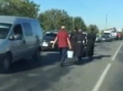 Под Бельцами три священника окропляли святой водой машины на трассе