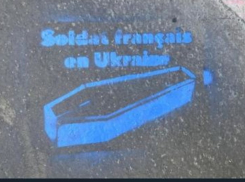 Граждан Молдовы уголовно осудили и крупно оштрафовали за граффити с гробами французских солдат