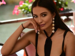 Шикарное свадебное платье Хеллен Монро заняло всю комнату