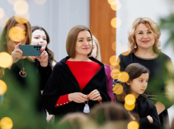 В Президентуре торжественно зажгли Рождественскую елку
