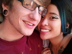 Юноша вырезал на руке имя любимой девушки и от невозможности к ней прилететь покончил с собой