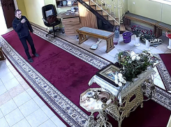 Богобоязненный украинец трижды перекрестился перед ограблением церкви: курьезное видео 