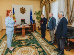 Охранник Ботанического сада спас упавшего в воду ребенка 