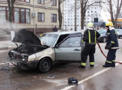 В Бельцах автомобиль загорелся прямо посреди улицы во время движения