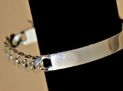 Рука девушки почернела после покупки «серебряного» браслета в Кишиневе