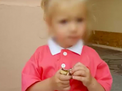 Двухлетнюю девочку обнаружили у Центрального рынка и показали на видео