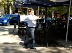 «Ловля покемонов»: Странные действия Андрея Нэстасе с телефоном озадачили кишиневцев 