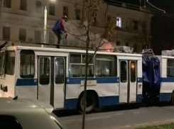 В центре Кишинева у троллейбуса загорелась крыша