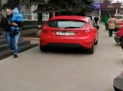 Автохам на тротуаре шокировал столичных пешеходов и попал на видео