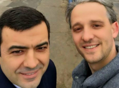 Удивительное селфи с Габуричем опубликовал Стурза, схвативший странное «оружие»