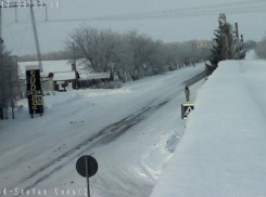 После ночного снегопада некоторые участки дорог остаются заблокированными