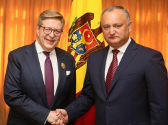 Уезжающего в Таиланд главу делегации ЕС Игорь Додон наградил Орденом Почета