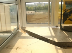 Здание банка на Рышкановке пострадало от провала грунта не только снаружи, но и внутри