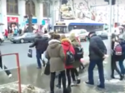 Народная забава «перепрыгни через лужу» в самом центре столицы