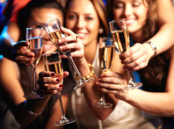 Алкогольный напиток для страстного качественного секса назвали ученые