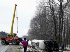 На леушенской трассе внедорожник врезался в грузовик: пострадали оба водителя
