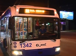 Первые пассажиры ночных троллейбусов довольны их запуском