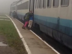 Пассажиры, толкающие поезд в Закарпатье, попали на видео 