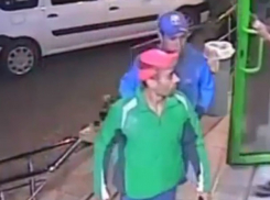 Сорвавшие с шеи женщины золотую цепочку столичные бандиты «засветились» в камере видеонаблюдения