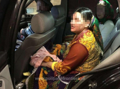 Цыганку, пытавшуюся провезти через границу ребенка под юбкой, обвинили в торговле детьми