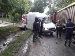 В Кагуле ливень оказался настолько сильным, что потоками воды с дороги смыло грузовик и микроавтобус