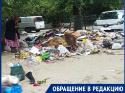 Женщина превратила квартиру в помойку и бегает с палкой и ножом за соседями