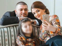 У задержанного за вымогательство прокурора оказались отец-судья и жена красавица-юрист 